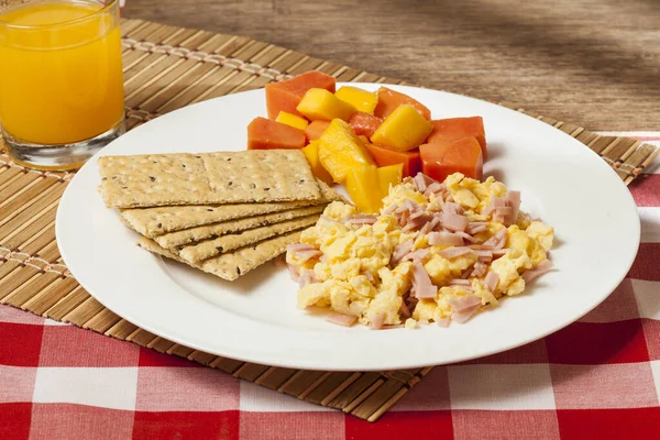 Sabroso Desayuno Galletas Con Huevos Revueltos Fruta Picada — Foto de Stock