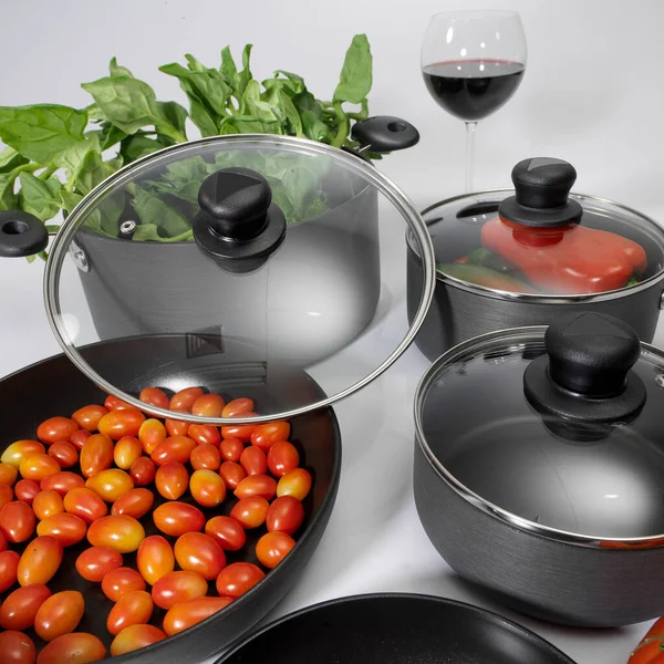 Utensílios Cozinha Conjunto Vasos Antiaderente Com Tampas Vidro Foto Sobre — Fotografia de Stock