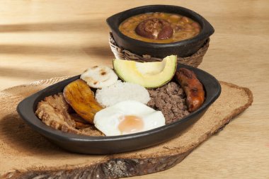 Bandeja paisa, Kolombiya 'nın Antioquia bölgesinde tipik bir yemek..