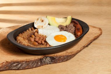 Bandeja paisa, Kolombiya 'nın Antioquia bölgesinde tipik bir yemek..