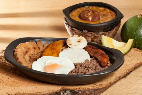 Bandeja paisa, Kolombiya 'nın Antioquia bölgesinde tipik bir yemek..