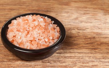 Tuz; pembe himalaya tuz kristalleri, ahşap arka planda fotoğraf.