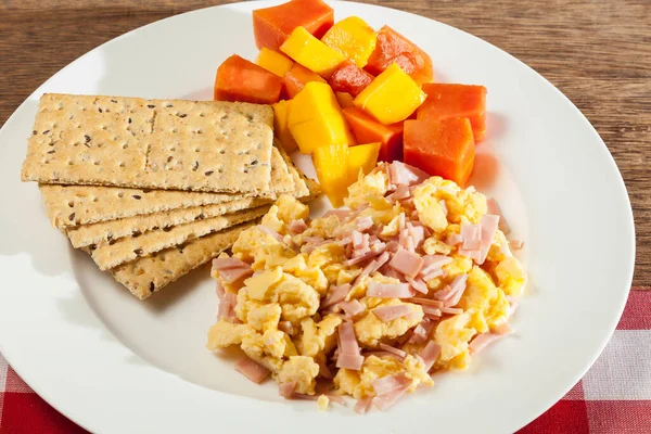 Sabroso Desayuno Galletas Con Huevos Revueltos Fruta Picada — Foto de Stock