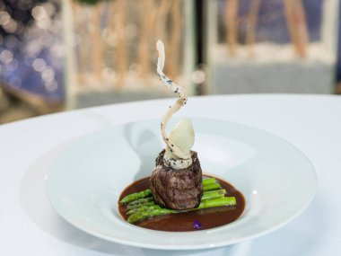 Karabiber soslu kuşkonmaz yatağında leziz fileminyon..