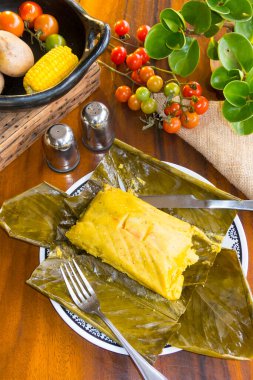 Kolombiya tarifi - muz yapraklarında pişirilmiş tamale..