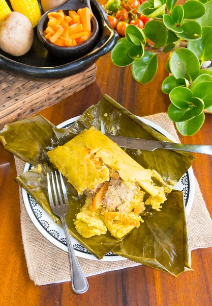 Kolombiya tarifi - muz yapraklarında pişirilmiş tamale..