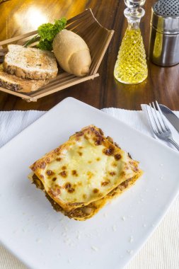 Etli lezzetli bir lazanya; geleneksel İtalyan yemeği..