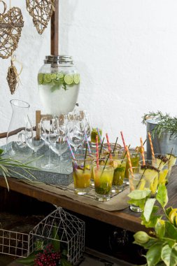 Resepsiyonda taze ve aromalı içecekler duruyor..