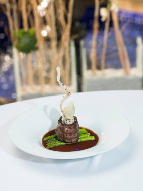 Karabiber soslu kuşkonmaz yatağında leziz fileminyon..