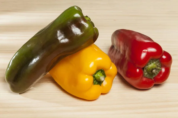 Capsicum Annuum Alimentos Saudáveis Três Pimentas Doces Coloridas Vermelho Amarelo — Fotografia de Stock