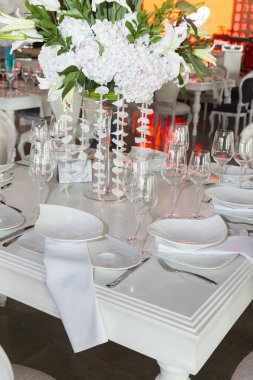 Sosyal etkinlikler resepsiyonu; etkinlikler için süslenmiş tablolar: partiler, doğum günleri, düğünler ve diğer etkinlikler.