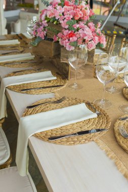 Sosyal etkinlikler resepsiyonu; etkinlikler için süslenmiş tablolar: partiler, doğum günleri, düğünler ve diğer etkinlikler.