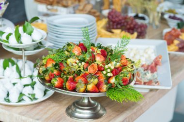 Sosyal etkinlikler resepsiyonu; davetliler için lezzetli atıştırmalıklar.