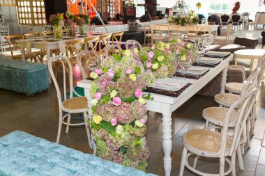 Sosyal etkinlikler resepsiyonu; etkinlikler için süslenmiş tablolar: partiler, doğum günleri, düğünler ve diğer etkinlikler.