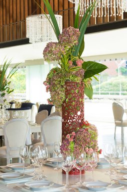 Sosyal etkinlikler resepsiyonu; etkinlikler için süslenmiş tablolar: partiler, doğum günleri, düğünler ve diğer etkinlikler.