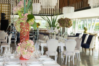 Sosyal etkinlikler resepsiyonu; etkinlikler için süslenmiş tablolar: partiler, doğum günleri, düğünler ve diğer etkinlikler.