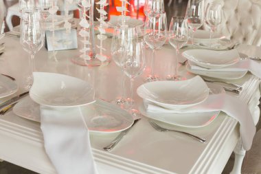 Sosyal etkinlikler resepsiyonu; etkinlikler için süslenmiş tablolar: partiler, doğum günleri, düğünler ve diğer etkinlikler.