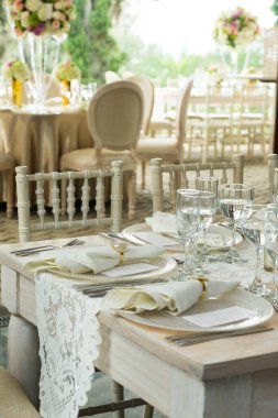 Sosyal etkinlikler resepsiyonu; etkinlikler için süslenmiş tablolar: partiler, doğum günleri, düğünler ve diğer etkinlikler.