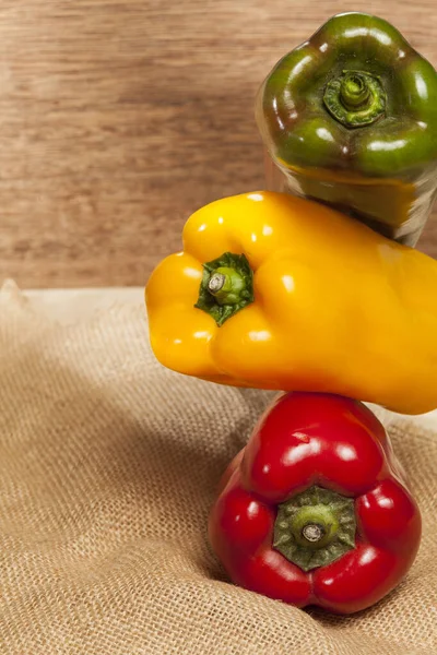 Capsicum Annuum Alimentos Saudáveis Três Pimentas Doces Coloridas Vermelho Amarelo — Fotografia de Stock