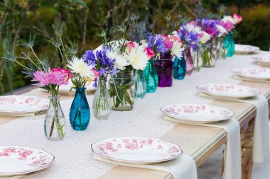 Sosyal etkinlikler resepsiyonu; etkinlikler için süslenmiş tablolar: partiler, doğum günleri, düğünler ve diğer etkinlikler.