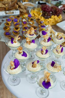 Sosyal etkinlikler resepsiyonu; davetliler için tatlıların bireysel sunumu.