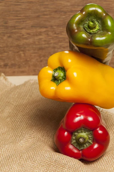 Capsicum Annuum Alimentos Saudáveis Três Pimentas Doces Coloridas Vermelho Amarelo — Fotografia de Stock