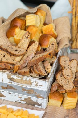 Tahta kutu ve farklı ekmek parçaları..