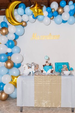 Çocuk partisi için süslenmiş kek, şeker ve kurabiyeli masa..