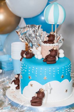 Çocuk partisi için süslenmiş lezzetli bir pasta..