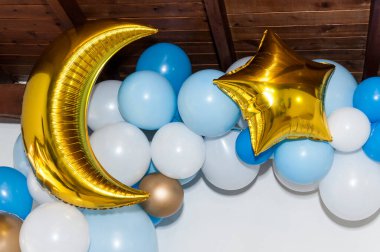 Bir çocuk partisi için beyaz ve mavi balonlu süsleme.