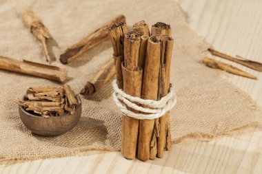 Cinnamomum zeylanicum - Tarçın çubuğu; Ahşap zemin üzerinde fotoğraf.