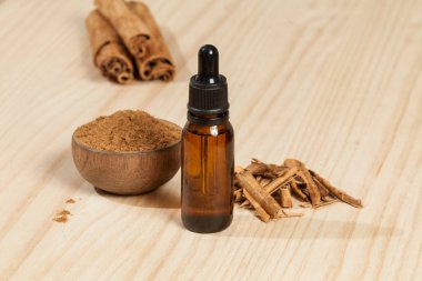 Sıvı tarçın; tahta zemin üzerinde fotoğraf.