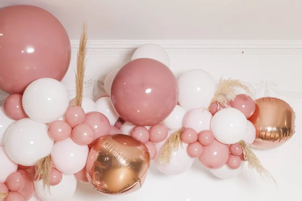 Pembe ve beyaz balon kemeri; bir kız için doğum günü partisi süslemesi.