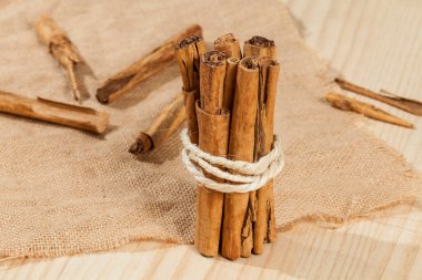 Cinnamomum zeylanicum - Tarçın çubuğu; Ahşap zemin üzerinde fotoğraf.