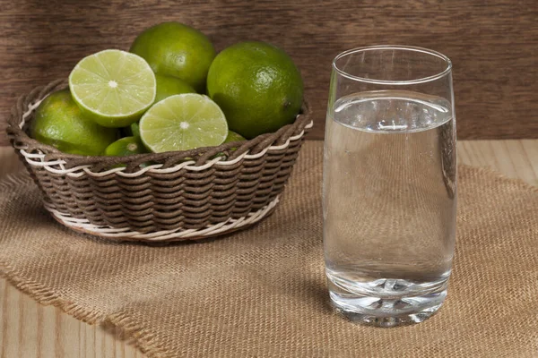 Copo Com Água Cesta Com Limões Para Preparar Uma Bebida — Fotografia de Stock