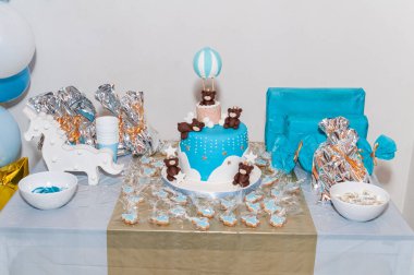 Çocuk partisi için süslenmiş kek, şeker ve kurabiyeli masa..