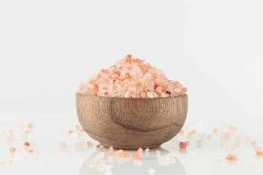 Himalayalar 'dan pembe tuz; beyaz arkaplanda fotoğraf.