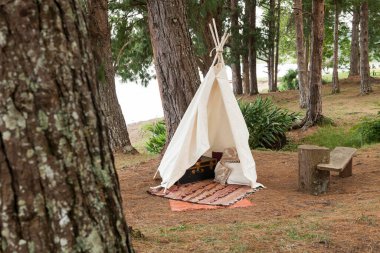 Ormanın ortasında çiğ kumaştan yapılmış bir çadır..