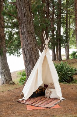Ormanın ortasında çiğ kumaştan yapılmış bir çadır..