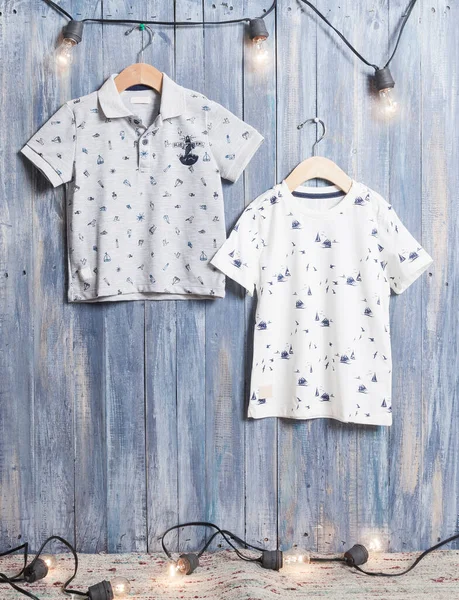 Moda Crianças Duas Camisetas Crianças Fundo Madeira — Fotografia de Stock