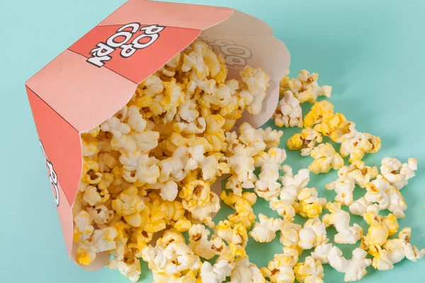 Přední Pohled Popcorn Uvnitř Balení Některé Roztroušené Pozadí — Stock fotografie