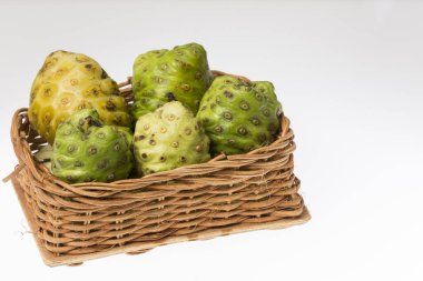 Morinda citrifolia - Birçok tıbbi özelliği olan Noni meyvesi; Beyaz arkaplanda fotoğraf.