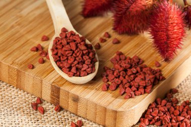 Bixa Orellana - Organik fındık; bir baharat ve gıda renklendirmesidir.