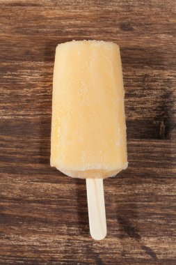 Lezzetli ve Taze Meyveli Dondurmalar.