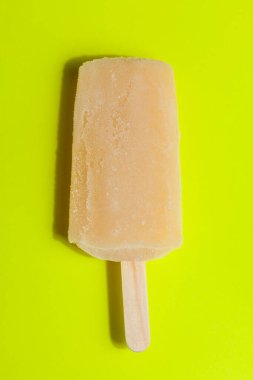 Lezzetli ve Taze Meyveli Dondurmalar.