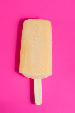 Lezzetli ve Taze Meyveli Dondurmalar.