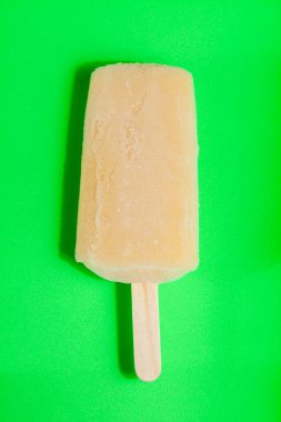 Lezzetli ve Taze Meyveli Dondurmalar.