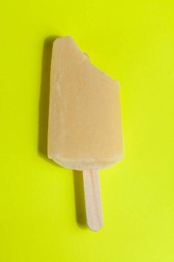 Lezzetli ve Taze Meyveli Dondurmalar.