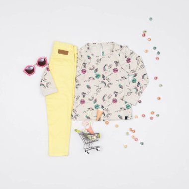 Kadın Çocuk Moda - Kızlar için Kıyafetler; Beyaz Arkaplanda Fotoğraf.