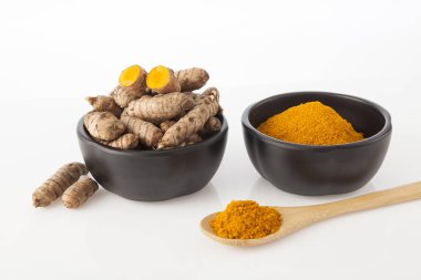 Taze organik kök ve zerdeçal tozu - Curcuma longa; Sağlıklı Gıda.